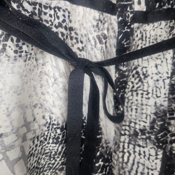 Lane Bryant Snake Print Chiffon Flowy Sleevless Tie Blouse Sz 22/24 GUC PTP 30" - Picture 8 of 14